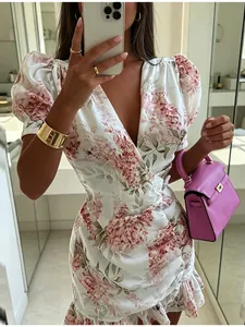 Selfie en el espejo de un vestido floral con cuello en V, mangas abullonadas y volantes