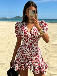 Vista detallada de un vestido floral con cuello en V y mangas abullonadas en la playa