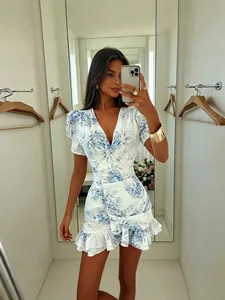 Vestido corto con estampado floral francés, cuello en V, mangas abullonadas y bajo con volantes