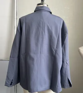 Vista trasera de un blazer gris para mujer en un maniquí mostrando el detalle de la costura