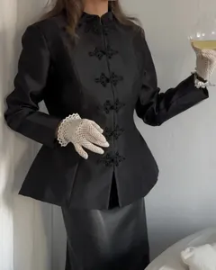 Veste élégante en satin noir style néo-chinois avec boutons brandebourg et bas volanté.