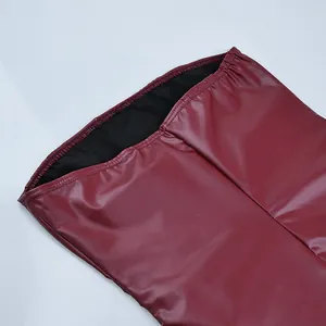 Dettaglio della scollatura elasticizzata e della fodera nera di un top in ecopelle bordeaux
