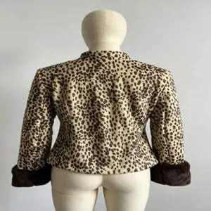 Detaillierte Rückansicht der Jacke mit Leopardenmuster und braunen Pelzmanschetten
