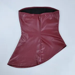 Dettaglio di un top a fascia alla moda in pelle PU bordeaux con orlo asimmetrico