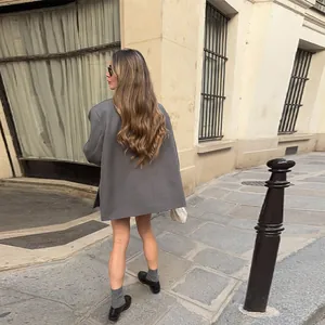 Detalle de la espalda de un blazer gris con un dobladillo irregular moderno