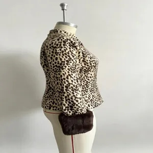 Seitenansicht der Kunstpelzjacke mit Leopardenmuster, Stehkragen und braunen Pelzbündchen