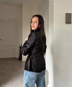 Vue arrière détaillée d'une élégante veste en satin noir de style Nouveau Chinois