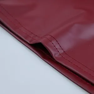 Dettaglio ravvicinato della doppia cucitura su un elegante top a fascia in ecopelle bordeaux