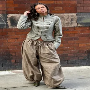 Vista dettagliata della giacca militare vintage da donna con spalline e collo.