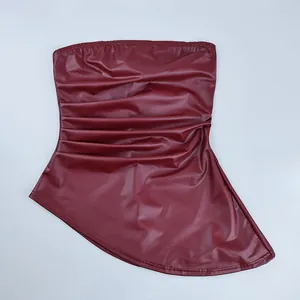 Top a fascia asimmetrico in ecopelle bordeaux elegante con volant e pieghe