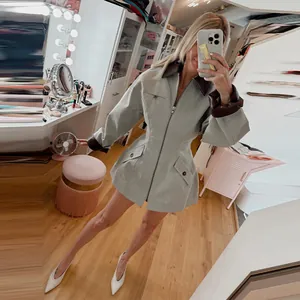 Selfie σε καθρέφτη μεσάτο σακάκι με σκούρο καφέ δερμάτινο πέτο και φερμουάρ.