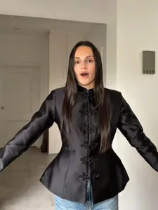 Haut Élégant en Satin Noir Style Nouveau Chinois Avec Col Montant Boutons Grenouille Taille Cintrée Ourlet Peplum Femme
