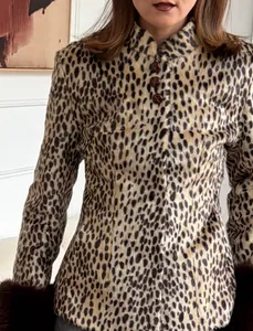 Detailaufnahme der Kunstpelzjacke mit Leopardenmuster, Stehkragen und Pelzmanschetten