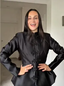 Haut élégant en satin noir de style chinois avec col mandarin et fermetures traditionnelles