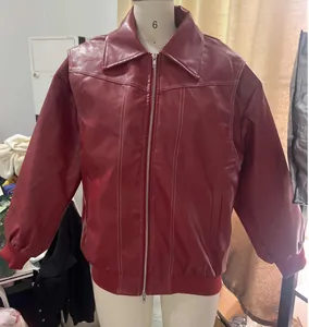 Giacca vintage oversize in ecopelle rossa con zip e belle cuciture bianche a contrasto