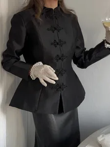 Veste élégante en satin noir de style chinois avec col mandarin et boutons grenouille.