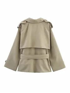 Rückansicht eines modischen beigen kurzen Damen-Trenchcoats mit Gürtel und Epauletten.