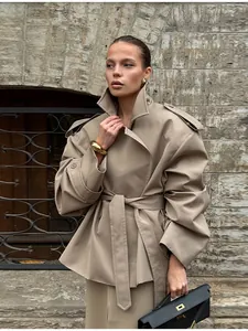 Eleganter kurzer khakifarbener Trenchcoat im europäischen Stil mit Gürtel und langen Ärmeln