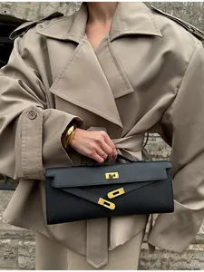 Detailaufnahme eines schicken beigen kurzen Trenchcoats mit Taillenbindung und klassischen Epauletten