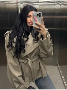 Spiegel-Selfie-Ansicht, die den Sitz und Schnitt dieses kurzen Khaki-Trenchcoats zeigt