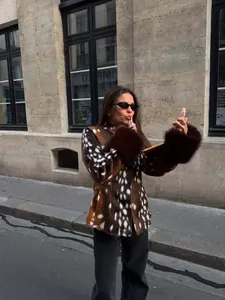 Streetstyle-Foto einer Kunstpelzjacke mit Hirschprint und Plüschbündchen