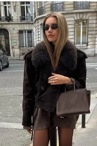 Giacca scamosciata marrone con collo in pelliccia indossata da una modella