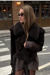 Vista in stile street di una giacca scamosciata marrone con collo in pelliccia sintetica