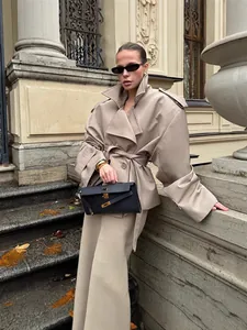 Elegante trench corto kaki con cintura e pantaloni coordinati per un look street style chic