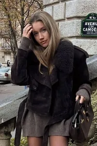 Giacca in pelle scamosciata marrone con collo in pelliccia sintetica indossata in città