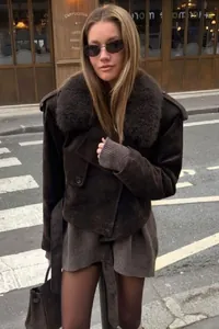 Giacca in pelle scamosciata marrone con collo in ecopelliccia in un contesto street style