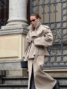 Elegante trench corto beige con cintura in vita e gonna lunga coordinata alla moda