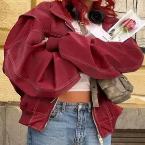 Giacca bordeaux oversize stile vintage americano con cuciture a contrasto bianche e revers