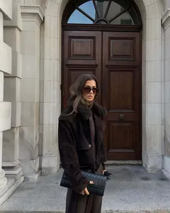 Elegante giacca scamosciata marrone da donna con collo in finta pelliccia in stile street