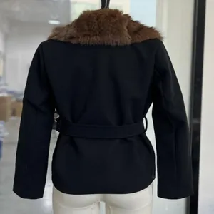 Achteraanzicht van zwarte winterjas met een bruine kraag van imitatiebont en riem