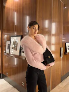Dettaglio del cardigan rosa in maglia con collo in lussuosa ecopelliccia rimovibile.