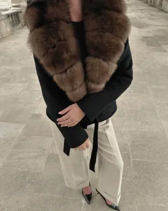Detail van luxe kraag van imitatiebont op zwarte wollen winterjas