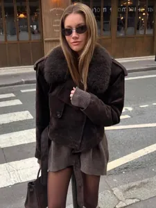 Elegante giacca scamosciata marrone con pelliccia sintetica da donna, stile urban