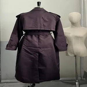 Rückansicht eines eleganten, dunkelvioletten langen Trenchcoats mit Gürtel und Patte