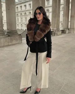 Elegante zwarte wollen damesjas met grote kraag van imitatiebont en ceintuur in de taille