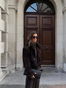 Giacca chic in finta pelle scamosciata marrone con pelliccia sintetica in stile urbano.