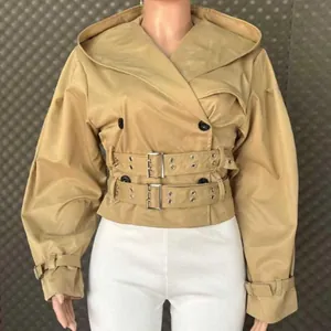Detailweergave van kaki trenchcoat met capuchon met dubbele tailleriemen en mouwen.