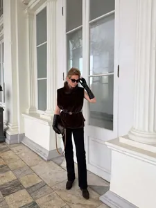 Λεπτομέρεια καφέ αμάνικο γιλέκο από ψεύτικη γούνα με ζιβάγκο σε στυλ Maillard