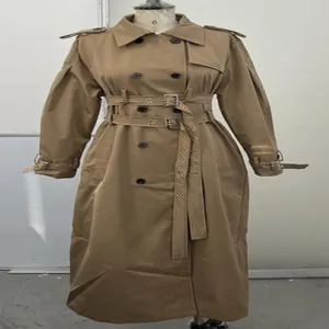 Volledige weergave van een kaki trenchcoat met dubbele rij knopen en meerdere tailleceintuurs.