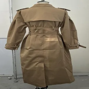Achteraanzicht van een klassieke kaki lange trenchcoat met dubbele riem