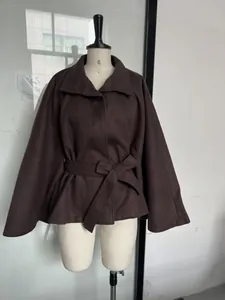Detailweergave van een elegante donkerbruine korte wollen capejas met verstelbare riem