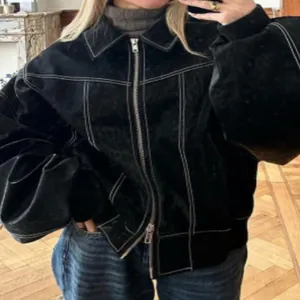 Giacca vintage nera oversize stile americano con cuciture a contrasto bianche e zip