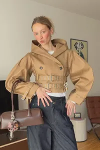 Modieuze korte trenchcoat met capuchon en dubbele riem voor een stijlvolle najaarslook.