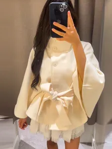 Elegante crèmekleurige korte wollen jas met strikceintuur, spiegelselfie