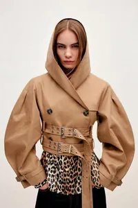 Korte trenchcoat met capuchon, pofmouwen en meerdere riemen