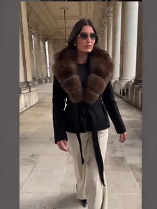 Elegante zwarte wollen jas voor dames met een luxe bruine kraag van imitatiebont en riem